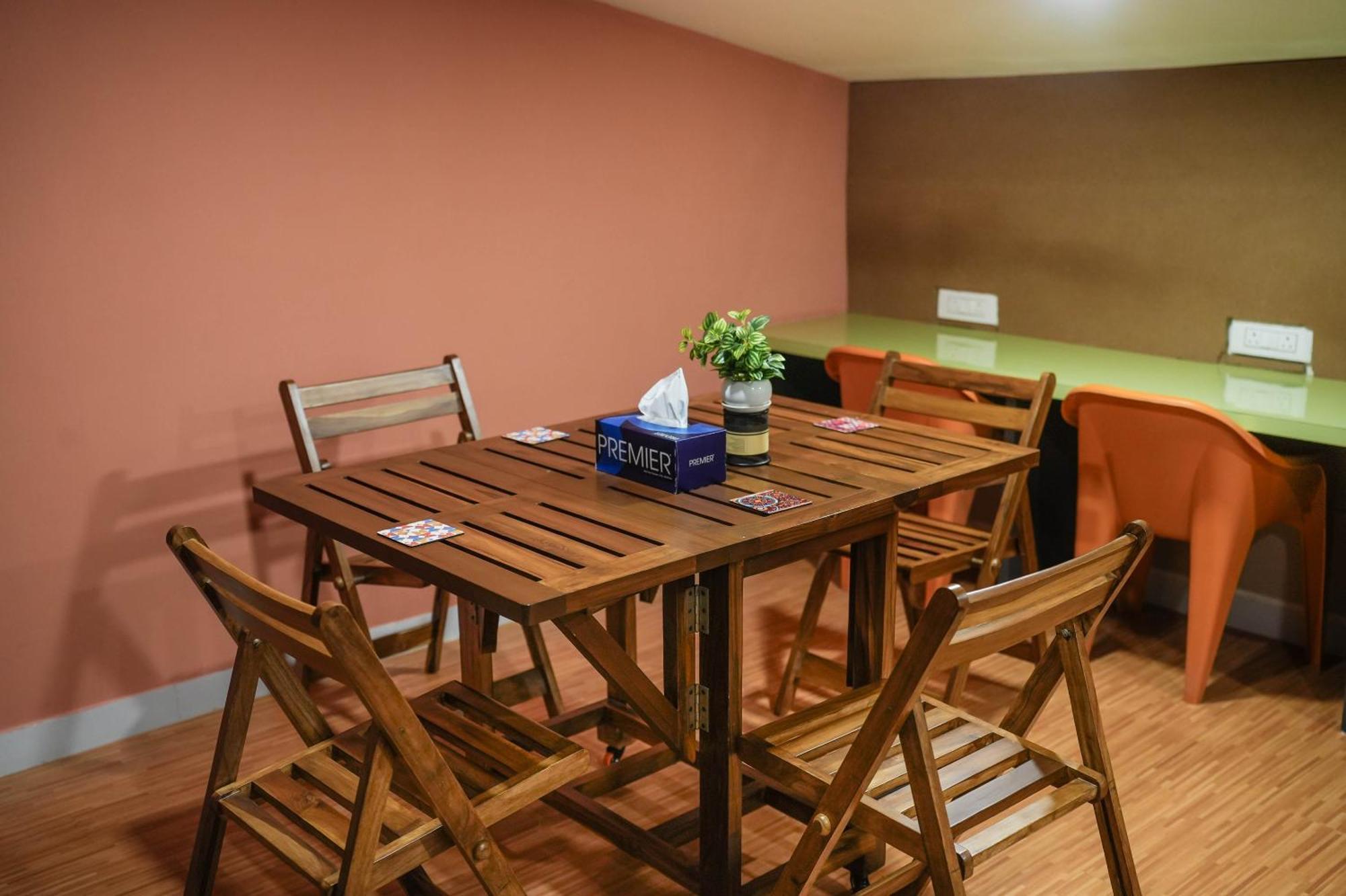 Ostelo Mumbai Airport Hostel Екстериор снимка